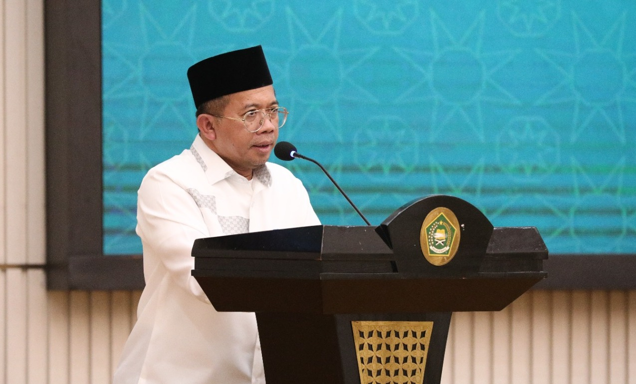 Pejabat Kementerian Agama berbicara di podium